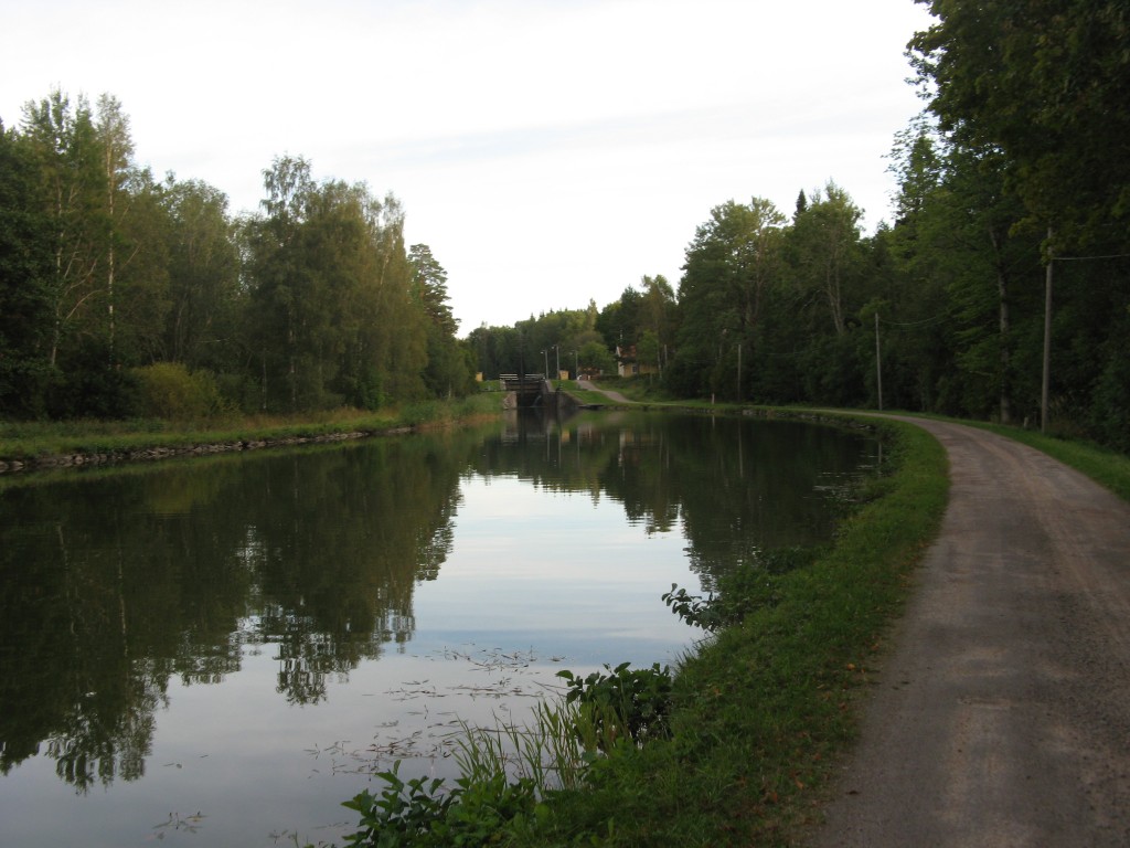 Wandern am Götakanal zwischen den Schleusen "Sjötorp"